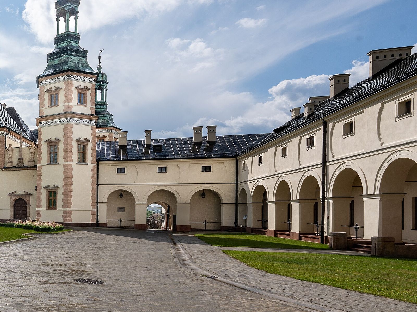 Dziedziniec Pałacu Biskupów Krakowskich w Kielcach, arkady skrzydła wschodniego